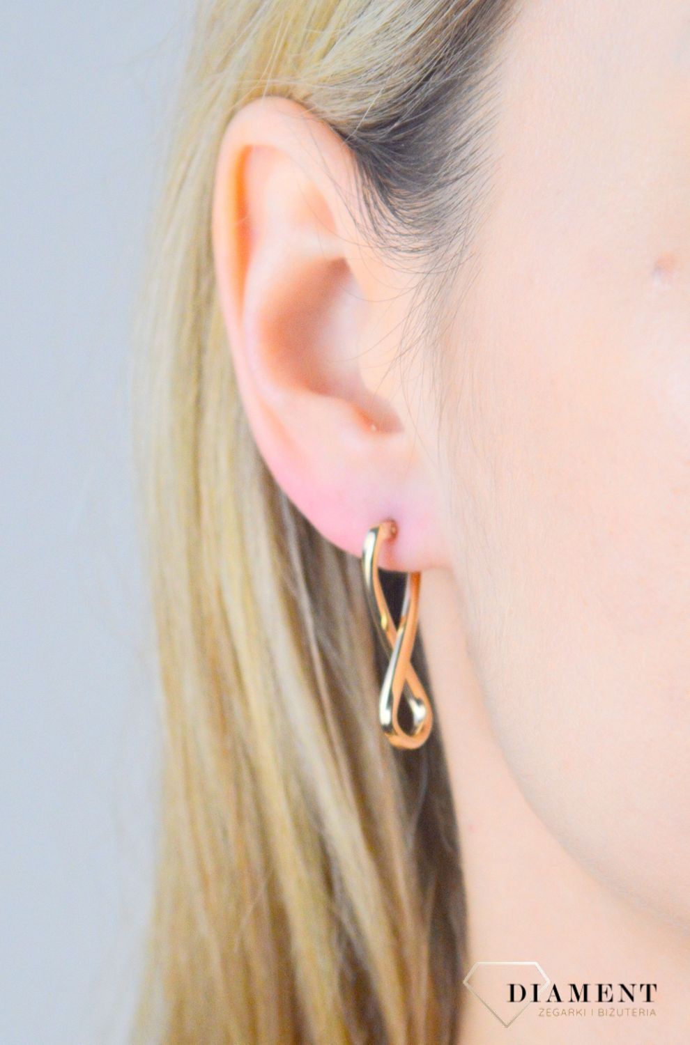 Kolczyki złote ósemki próba 375, KL 5290 375 Złote kolczyki zostały wykonane z wysokiej jakości złota próby 375. Złote kolczyki w kształcie prostych ósemek. Kunsztownie wykonane złote kolczyki to idealny prezent dla każdej kobiety..jpg